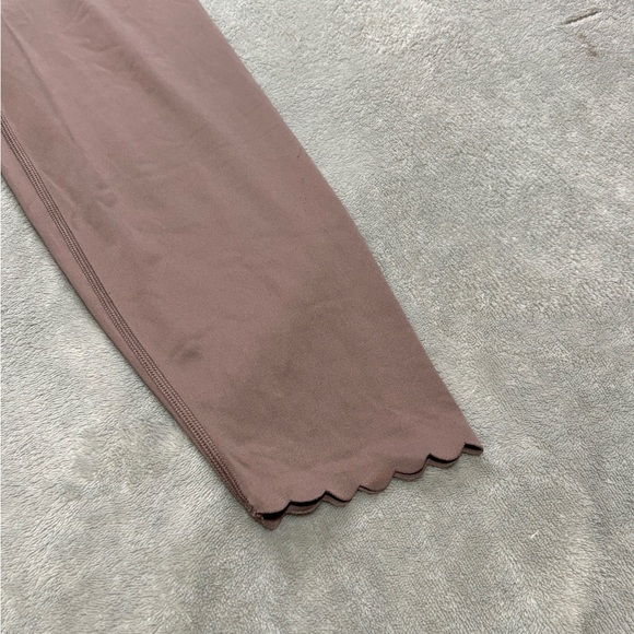 Aerie Two-Tone Scallop Detail Leggings - Picture 3 of 5